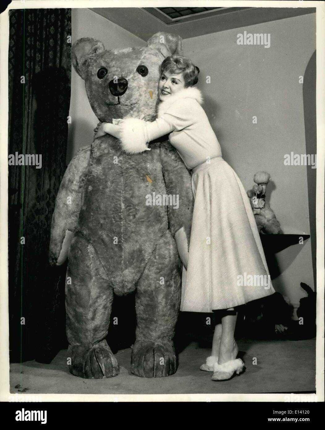 31 marzo 2012 - ''Yana'' - presenta ''Entente corale''.... La star cantata della televisione Yana è molto affezionata alle mascotte - di cui ha una grande collezione - per lo più di orsacchiotti - cani farciti ecc. Il suo favorito è un orso enorme del teddy che misura 6ft. 4in altezza - e che ha chiamato ''Entante corale'' - perché dice di essere così amichevole con tutti. Yana è ora in cima alla varietà di legge al Price of wales Theatre. Mostra fotografica Yana fa un fuds di ''ente corale'' - al suo oime londinese. Foto Stock