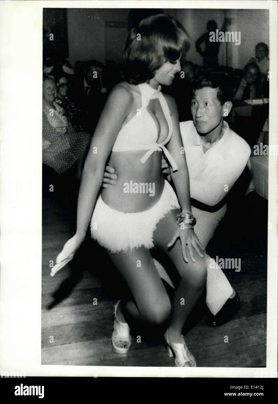 Mar 31, 2012 - Hiroo Onoda impara a samba in Brasile : Lt. Onoda, un Giapponese WWII straggler che ha rifiutato di rifiutato di cedere fino a quando ha ricevuto l'ordine di farlo dal suo superiore gerarchico e tenuto fuori per 29 anni nella giungla di Lubang isola delle Filippine dice che non può vivere in Giappone. Il suo attuale viaggio in Brasile ha iniziato a imparare la dogana del paese di Samba. Foto Stock