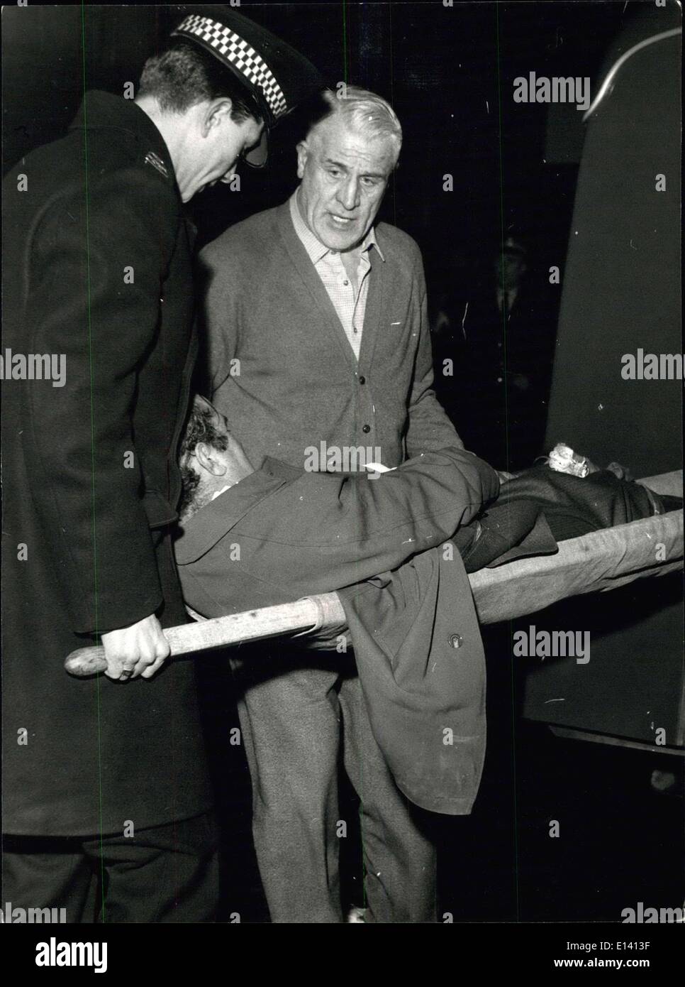 Mar 31, 2012 - Ibrox Park a Glasgow, 66 morti nel peggiore disastro nella storia del calcio inglese. Tom Paterson (Rangers massaggiatore) comfort un feriti come egli è portato in attesa ambulanza. Foto Stock