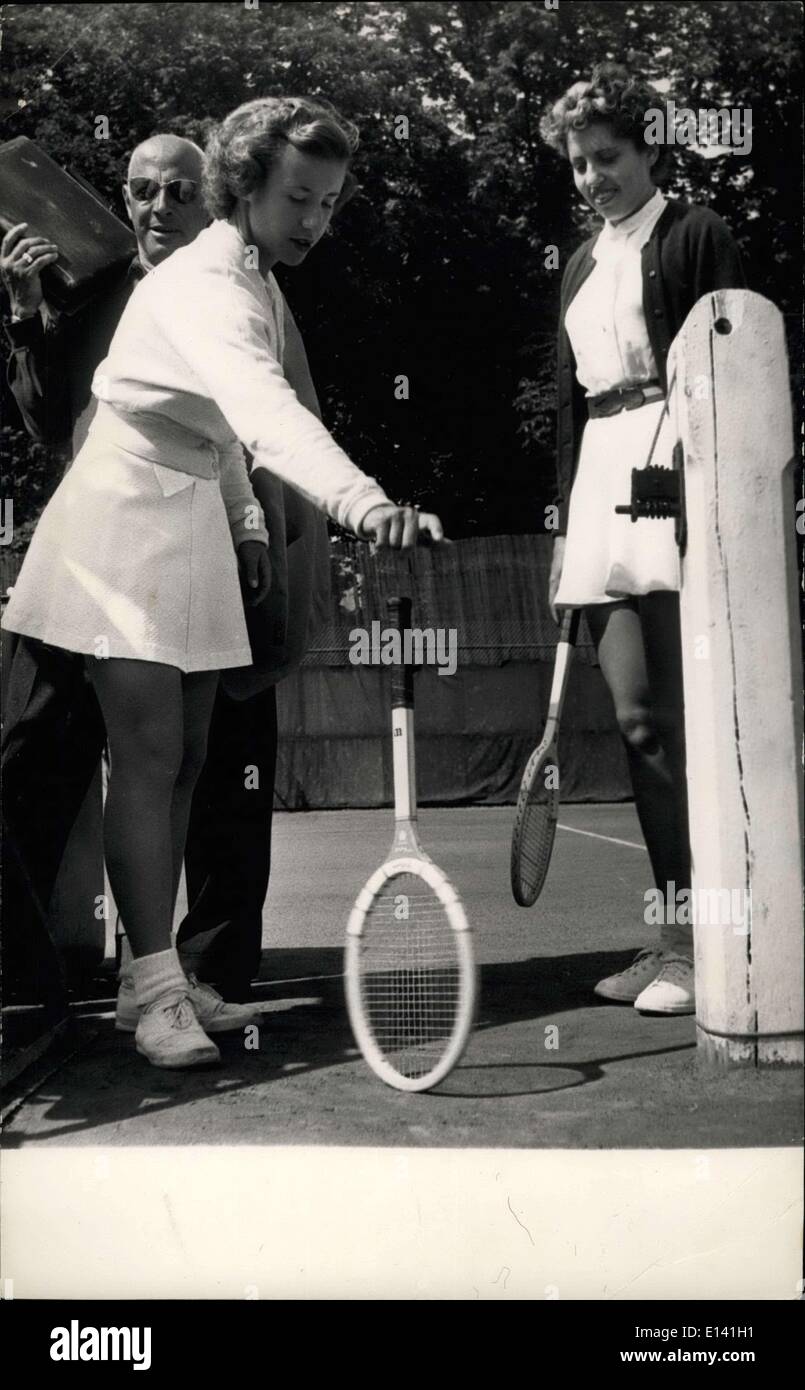 Mar 31, 2012 - Maureen Connolly attrazione No.1 In Paris International Tennis Championship: il famoso American giocatore di tennis Maureen Connoly (sinistra) e il belga miglio Mercellis priot per la loro partita questa mattina. Foto Stock