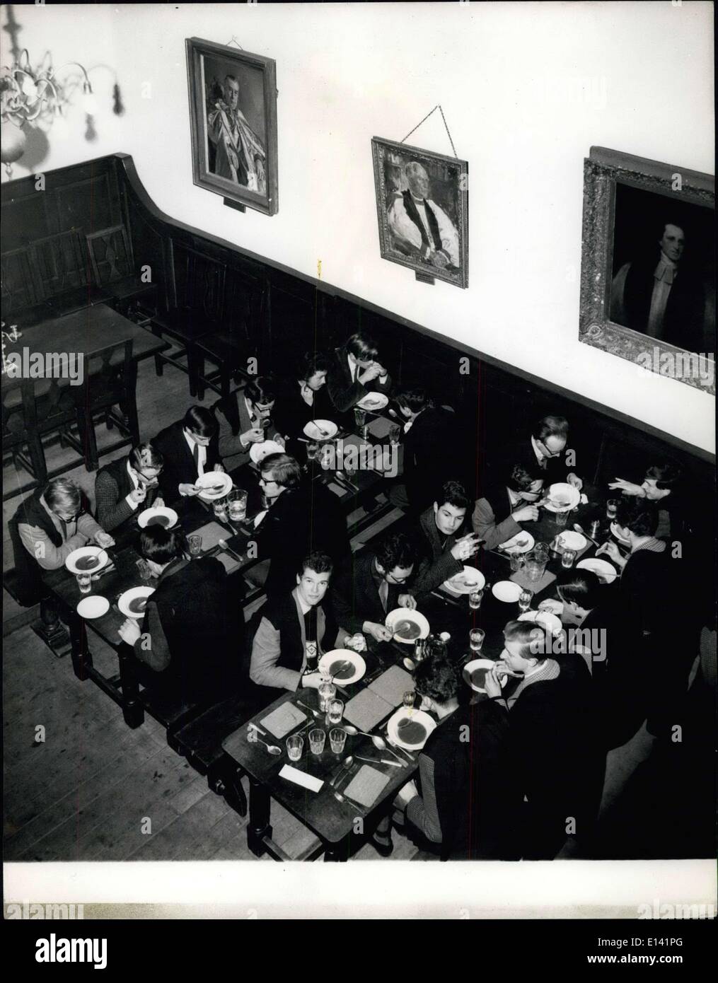 Mar 31, 2012 - una rara foto, Diner nella Hall a San Edmund Hall. Corsi di laurea non sono costretti a mangiare lì e molti andare altrove una volta che hanno mantenuto il numero legale di notti. Foto Stock