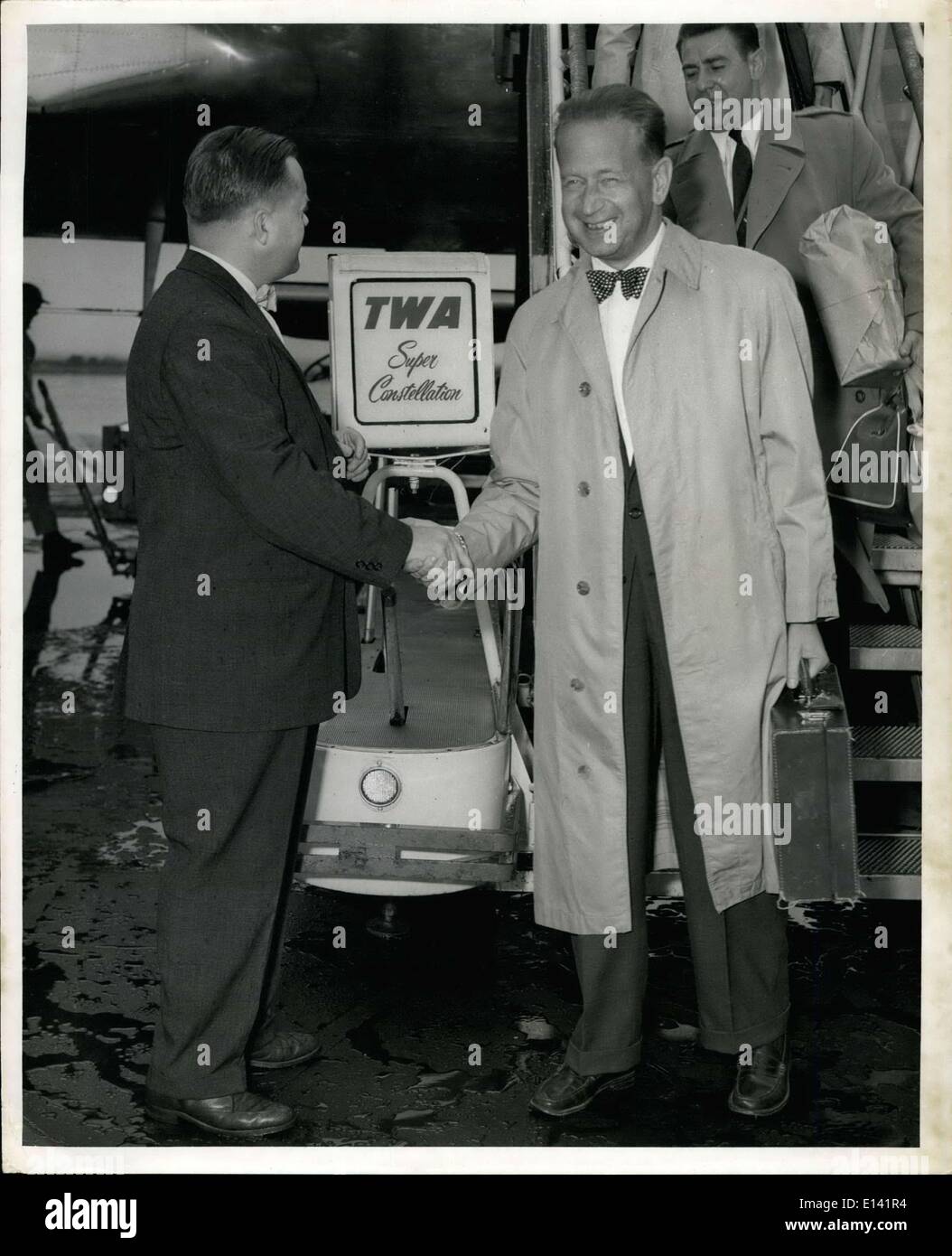 Mar 31, 2012 - ''(illeggibile)'' il Segretario Generale delle Nazioni Unite Dag Hammarskjold arrivati qui questa mattina VIA TWA super G costellazione da Ginevra, Svizzera. Egli è accolto da U.N. Gazzetta John Gray come terminato l'ultimo barile del suo viaggio medio oriente dove ha tentato di stabilire relazioni tra i paesi arabi e israeliani. Chiesto dai giornalisti che cosa egli però dell'Egitto piano per nazionalizzare il Canale di Suez ha risposto; ''No tali Questions-Believe me' Foto Stock
