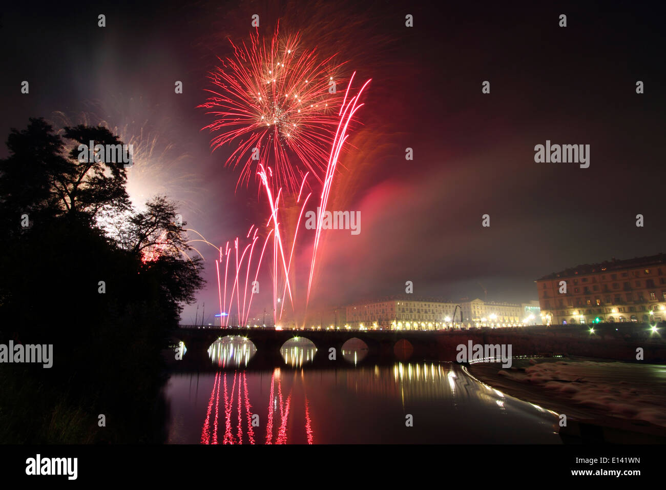 Fuochi d'artificio su fiume Po a Torino durante la Saint John's celebrazioni. Sulla sinistra il Ponte Vittorio Emanuele I. Foto Stock