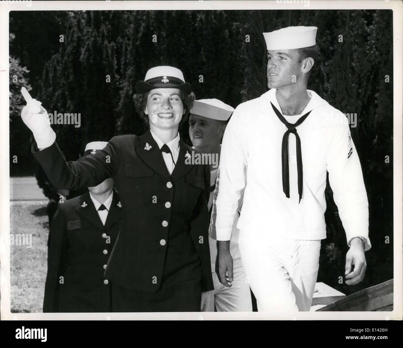 Mar 31, 2012 - Preparatori di loro tredicesimo anniversario Luglio 30 hanno reclute presso la Naval training center, rainbridge, MD passare in rassegna, tre giovani saranno le donne a prendere il loro posto con i marinai in importanti tecniche e clericale le assegnazioni del dazio sia in casa & a bordo. In questo momento non ci sono appuntamenti onde 7.000 in servizio attivo con la marina militare. Wave apprendista Laura L. Quaid, North Sacramento, Cal. e marinaio William N. Raner, sa di Sausalito, Cal. Entrambe le reclute presso la Naval training center waterbridge, mo. tour i motivi della vecchia scuola di tono che si trova sulla base. Foto Stock