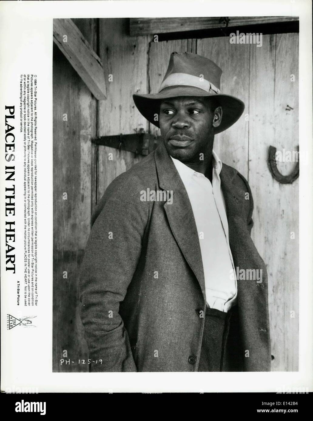 Mar 31, 2012 - PH 125-19; Danny Glover come Moze, itenerant un lavoratore che è preso da un povero giovane vedova, giocato da Sally Field, in una piccola città del Texas nel corso degli anni trenta. Scritto e diretto da Robert Benton. Luoghi del cuore è un tri-star release. Foto Stock