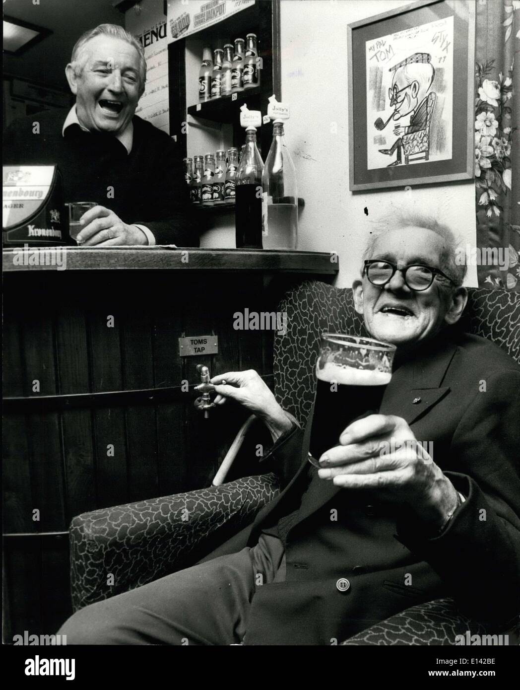 Mar 31, 2012 - Tom's ha ottenuto il suo Tipple sul rubinetto: Tom Richards ha trovato il modo ideale per evitare di dover lottare per la sua strada per la barra nel suo locale. La sua birra sono incanalati direttamente a un rubinetto dalla sua sedia in modo che egli possa servire a sé . 85 enne Tom, un rekired idraulico, è stata una chiamata nell'Unione Inn St. Ives, Cornwall, per il passato 64 anno. Così il locatore Tom Allen pensa che merita un po' di trattamento speciale. Foto Stock