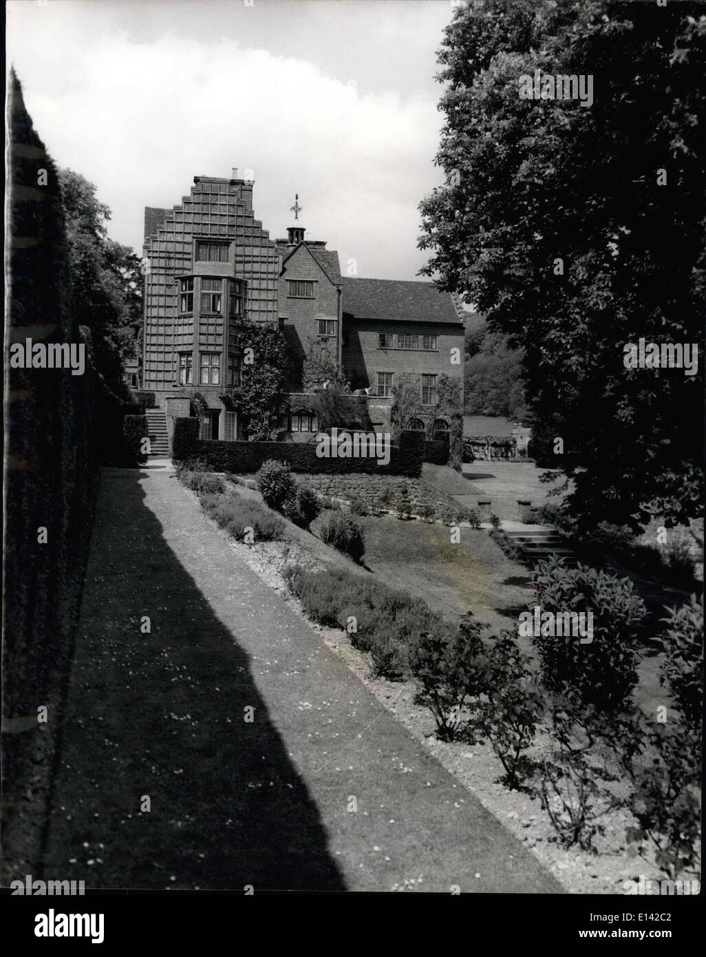 Mar 31, 2012 - Chartwell saranno aperti al pubblico. Il National Trust hanno scelto giugno 22nd. come la data di apertura per il Chartwell, Sir Winston Churchill's home a Westerham, Kent, che è stato acquistato e presentato per la fiducia da parte di un gruppo di suoi amici nel 1947. Essa sarà aperta fino alla fine di novembre 1966 - successivamente da marzo a novembre. Mostra fotografica di:- View of Chartwell da uno dei tanti giardini che si affaccia ad ovest. Foto Stock