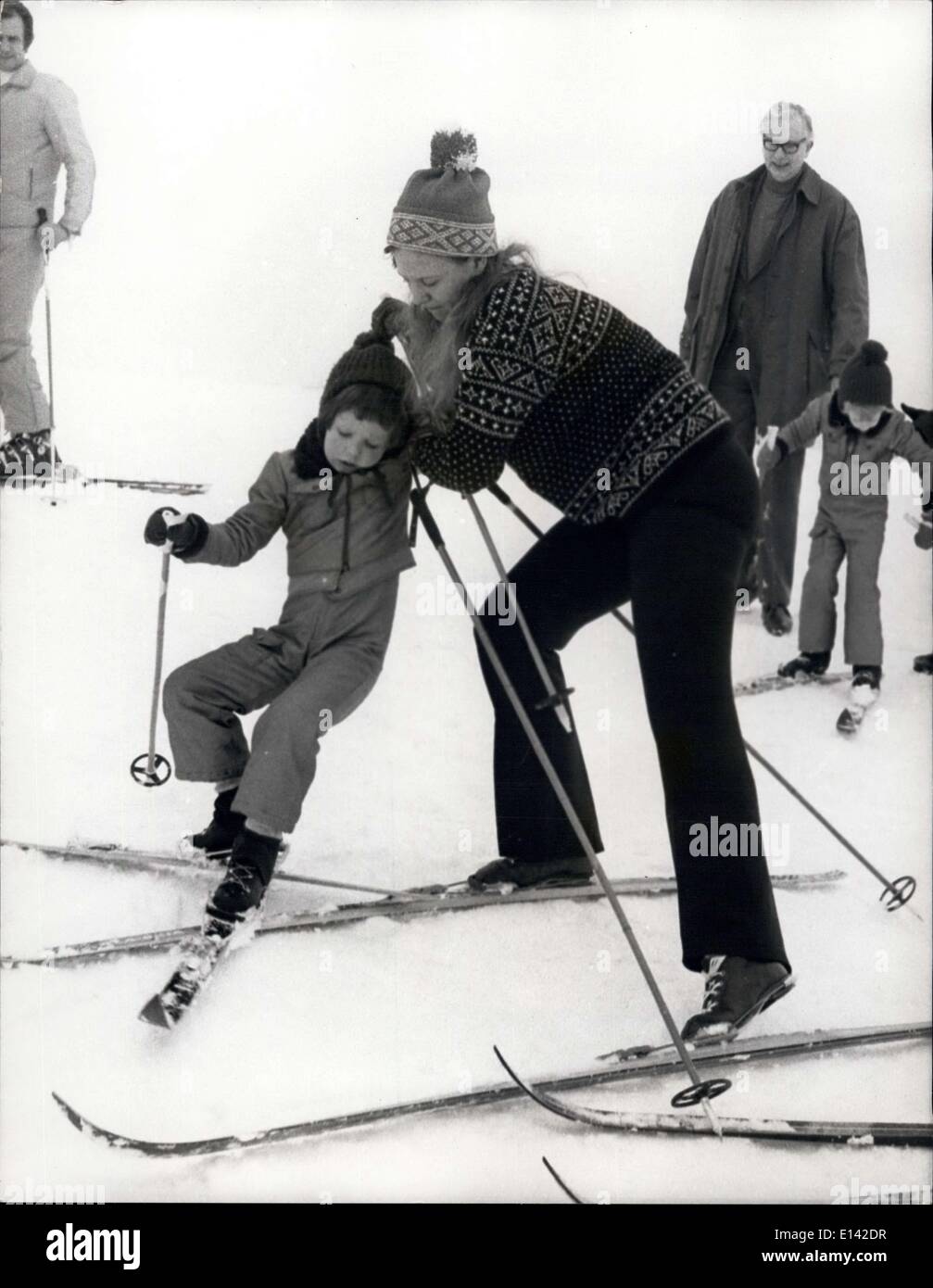 Apr. 04, 2012 - La Famiglia Reale danese godere le vacanze invernali.: Regina Margrethe e il Principe Henrik di Danimarca, withe i loro due figli, il Principe Frederik e il principe Joachim, stanno godendo un inverno vacanza sportiva a Megeve, nelle Alpi francesi. La foto mostra la Regina Margrethe dà una mano a piccolo principe Frederik, come il Principe Henrik (sullo sfondo a sinistra), si blocca su, mentre fuori-ski a Megeve. Foto Stock