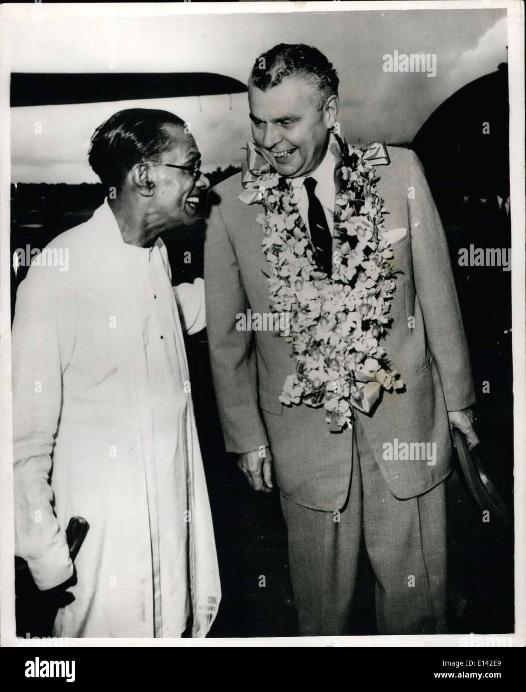 Mar 31, 2012 - Il Primo Ministro canadese in Ceylon su una tre giorni di visita. La foto mostra il sig. John Diefenbaker, Primo Ministro del governo canadese , completare con una ghirlanda , come egli è accolto da Ceylon il Primo Ministro , il sig. S.W.R.D. Bandaranaike, all'Ratmalana aeroporto sul suo arrivo per una tre giorni di visita a Ceylon. Foto Stock