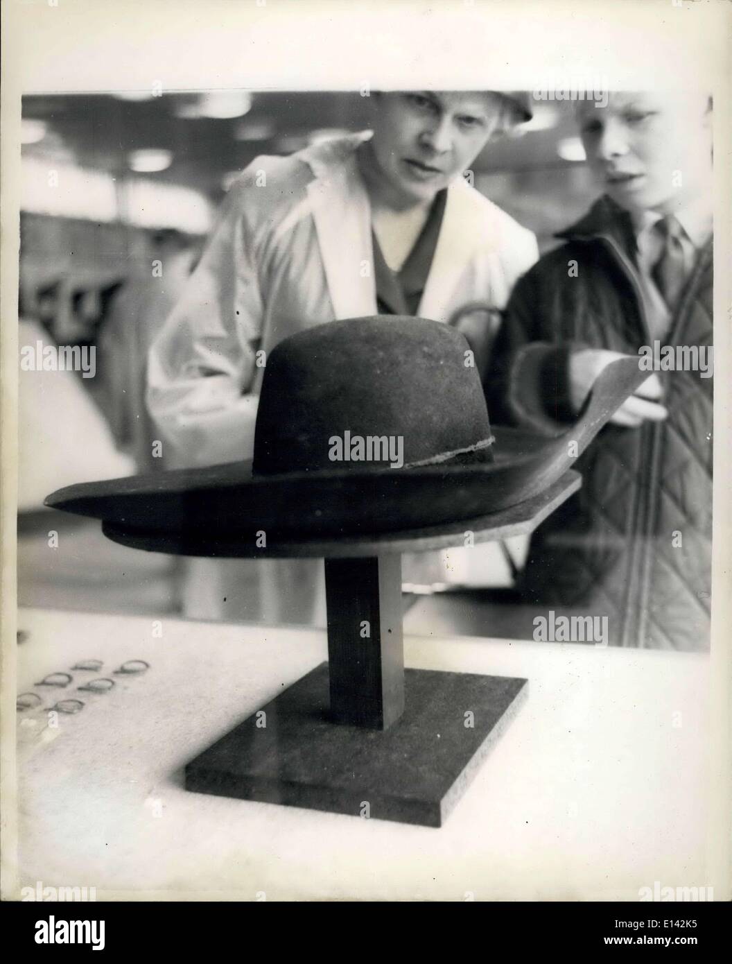 Mar 31, 2012 - Tre- cento Year-Old Hat - è stato semplicemente lavati per ripristinare questa condizione. Foto Stock