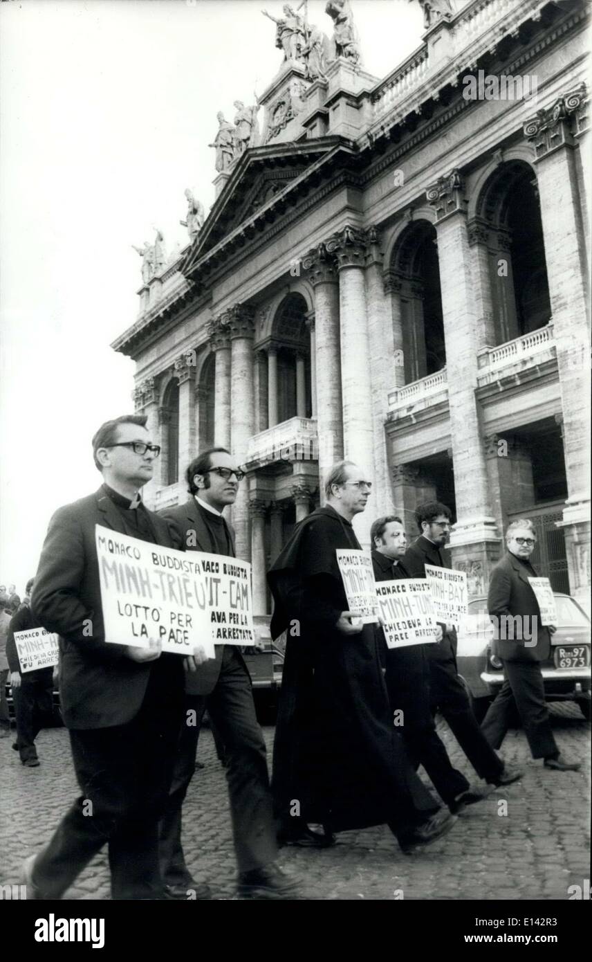 Apr. 04, 2012 - Molti sacerdoti Cattolici Romani in abbigliamento clericale hanno marciato a San Pietro Sq. per protestare contro un incontro programmato tra il Papa Paolo VI e del Vietnam del Sud Pres. Nguyen Van Thieu. Una stima di 500 dissidenti cattolici si sono riuniti al di fuori di San Giovanni Basilica e ha iniziato a marzo in Down Town Roma in Vaticano. Diversi sacerdoti foro cartelli con i nomi dei monaci buddisti che hanno detto sono in Sud prigioni vietnamite. Foto Stock