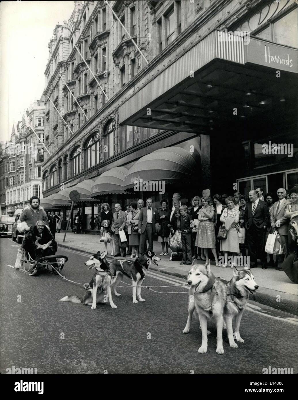 Mar 31, 2012 - Eschimese Taxi: Canada il primo Eskimo senatore ruotata fino in stile tradizionale quando ha visitato un etica mostra a Londra. Invece di utilizzare una delle città capitale distintivo del nero i taxi o gli autobus a due piani, egli sceglie di arrivare su una gag-sled. Lungi dal nevoso rifiuti del Canada, una squadra di husky guidati da un esperto dog-gestore, consegnato il senatore Willie Adams alla sommità del negozio di Londra di Harrods.Una mostra di scultura, stampe e fotografie di Eschimesi gara è stata messa in scena presso il negozio. La foto mostra il Canada il primo Eskimo senatore, Willie Hall (seduto) arriva dalla slitta. Foto Stock