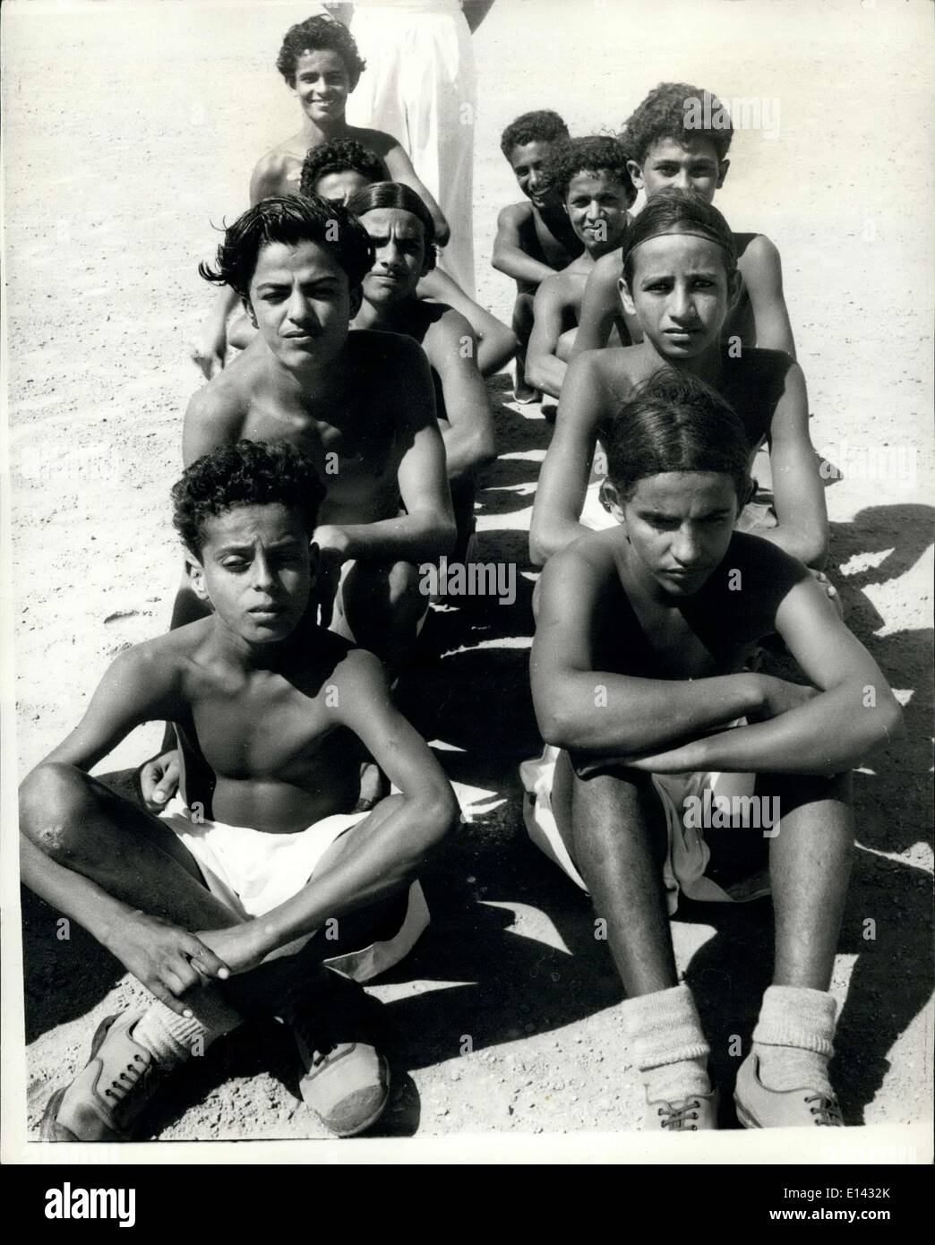 Apr. 04, 2012 - Aden gioventù partecipa alla Levis per l'addestramento militare: una squadra di giovani Adenis squat su la sfilata prima della sessione di training. Foto Stock