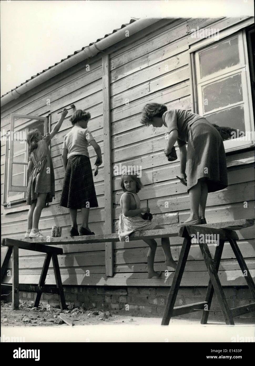 Apr. 04, 2012 - ragazze non favorire le operazioni di scavo, ma la pittura è divertente anche per un piccolo tot come Tina Fairwick. con la sua sinistra a destra sono Sylvia leggere, Norman Heather e Firenze Heather. Essi sono la pittura al di fuori della capanna che si usa quando il tempo è troppo male a giocare fuori. Foto Stock