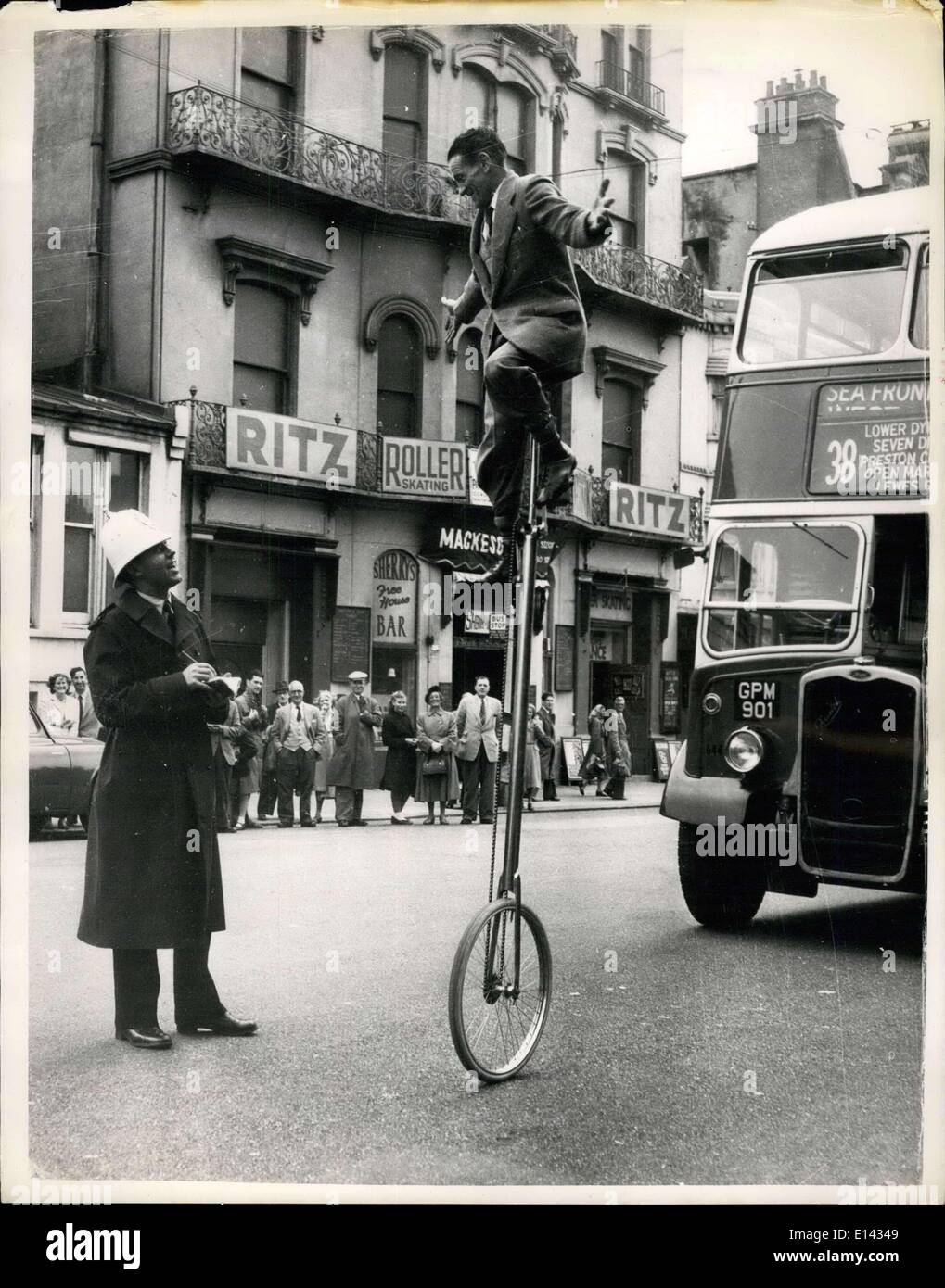 Apr. 04, 2012 - Banner Forbutt il lavoro è sempre in equilibrio. A cavallo di un ciclo di ruota ha bisogno di un preciso senso di equilibrio. Tenendosi otto piedi da terra fino un esile albero montato su di una singola ruota, la torsione del minuscolo pedali, questo mago della ruota è una costante fonte di stupore yo chi vedere Brighton il circo di ghiaccio e di cittadini locali che sono ormai abituati a vedere Banner Forbutt rendendo la sua strada da e per il teatro il suo strano veicolo. Keystone Foto Mostra: non sappiamo che cosa era il P. C Foto Stock