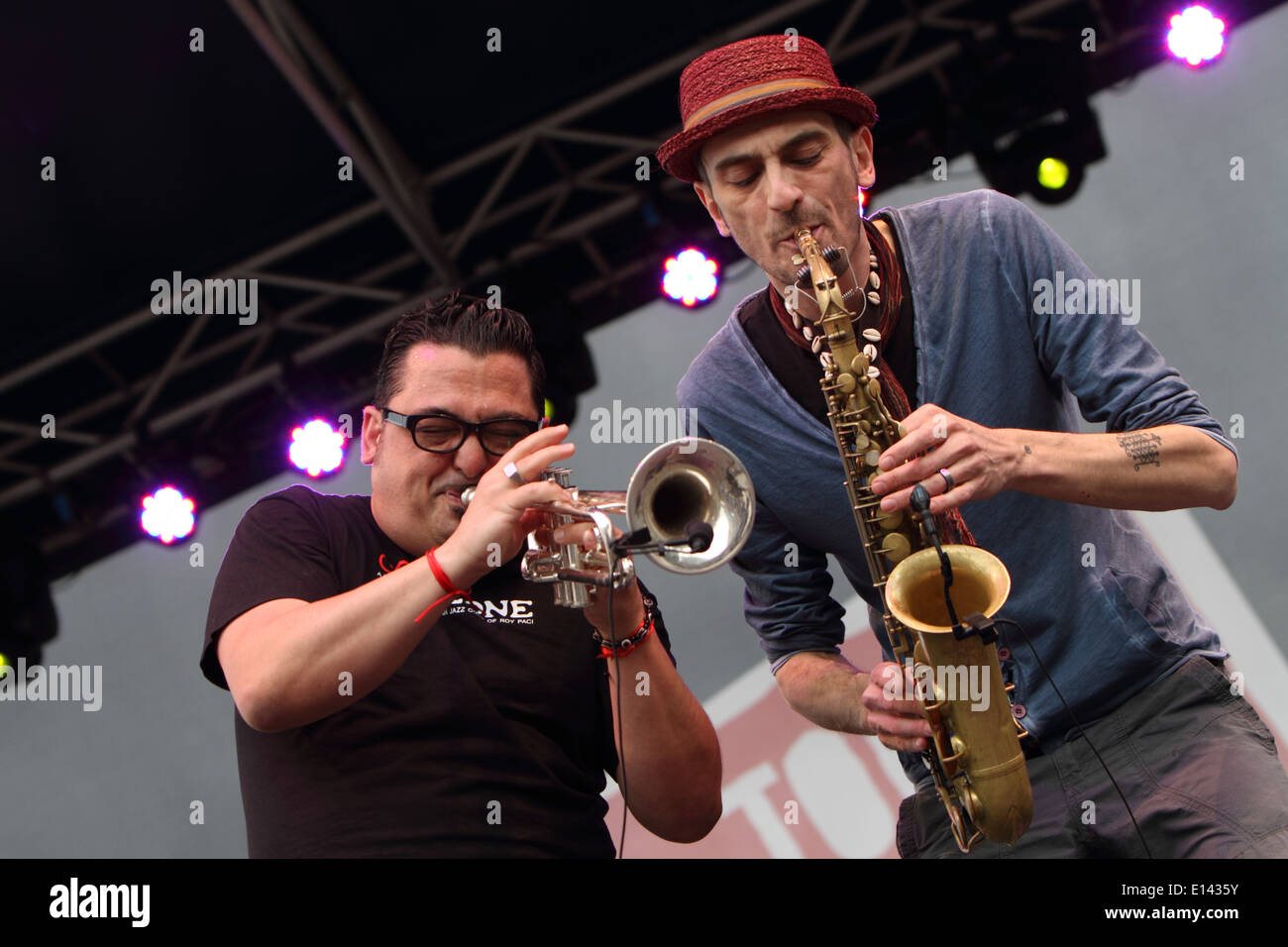 Roy Paci (tromba - a sinistra) gioca con Guglielmo Pagnozzi (alto sassofono - destra) a Torino Jazz Festival. Foto Stock