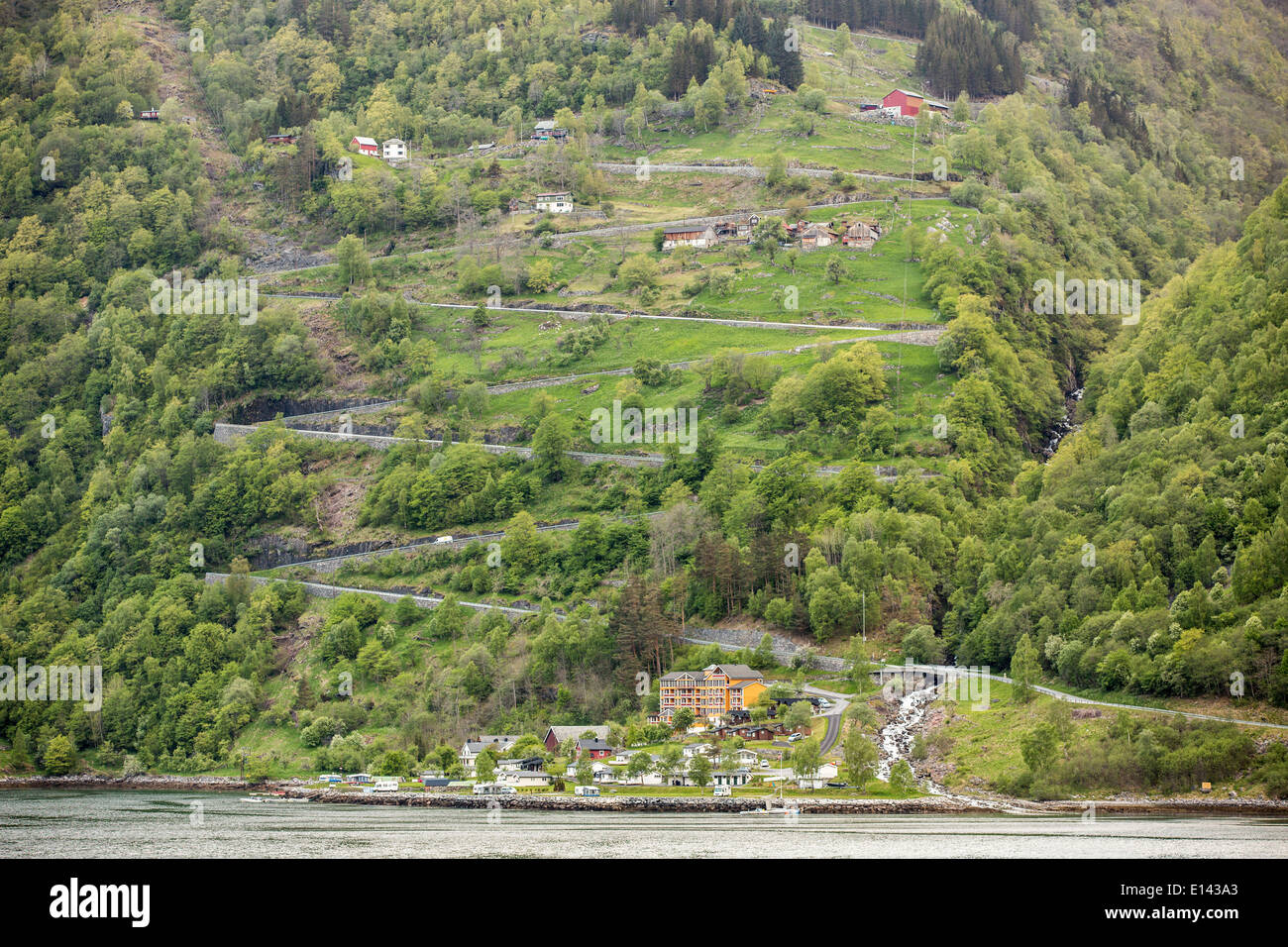 Norvegia Geiranger, Geiranger fjord. Unesco - Sito Patrimonio dell'umanità. Vista sul villaggio e la strada di Eagle con 11 tornanti. Foto Stock