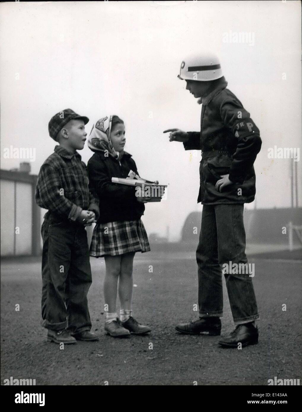 Apr. 04, 2012 - Thomas Thompson a 13 anni di età, è il più giovane membro della polizia di aria, ma ha sempre una risposta a qualsiasi di tricky cusstions egli ottiene chiesto dalla base aerea di bambini. I ragazzi americani Join polizia aria: U.S. Air Force in Gran Bretagna si sono iscritti 15 bambini nel loro polizia dell'aria. Essi sono tutti al di sotto dei 16 e sono state formate in un aria squadrone di polizia. I loro doveri includono il mantenimento della disciplina tra i loro compagni di scuola, dando prima di aiuti per i bambini e gli strumenti per imporne la sicurezza stradale. Lo squadrone è stazionato a Burtonwood, la base aerea americana in Lancashire Foto Stock