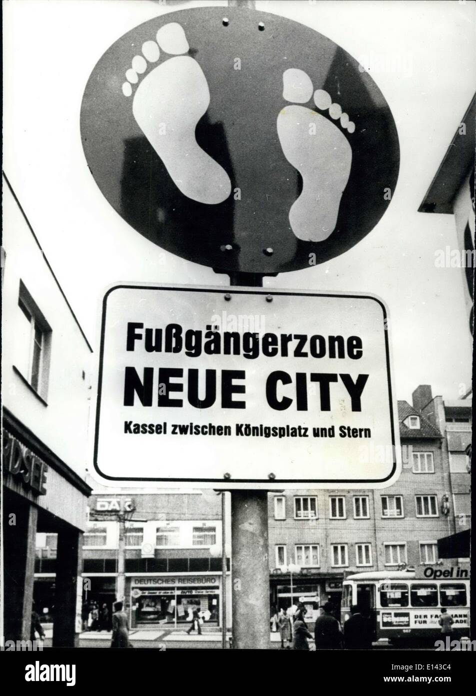Apr. 04, 2012 - un passo nella giusta direzione. Il nuovo orientamento per ufficiali per zone pedonali in Germania, sono queste divertenti impronte. Questo può essere visto a Kassel in Germania Ovest. Due grandi impronte su uno sfondo blu di dirvi che i veicoli non sono ammessi, solo quelli a piedi. Foto Stock
