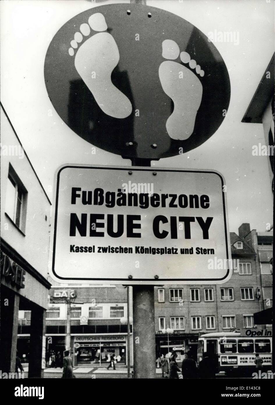 Apr. 04, 2012 - un passo nella giusta direzione: il nuovo orientamento per ufficiali per zone pedonali in Germania, sono queste divertenti impronte. L'uno può essere visto a Kassel in Germania Ovest. Due grandi impronte su uno sfondo blu di dirvi che i veicoli non sono ammessi, solo quelli a piedi. Foto Stock