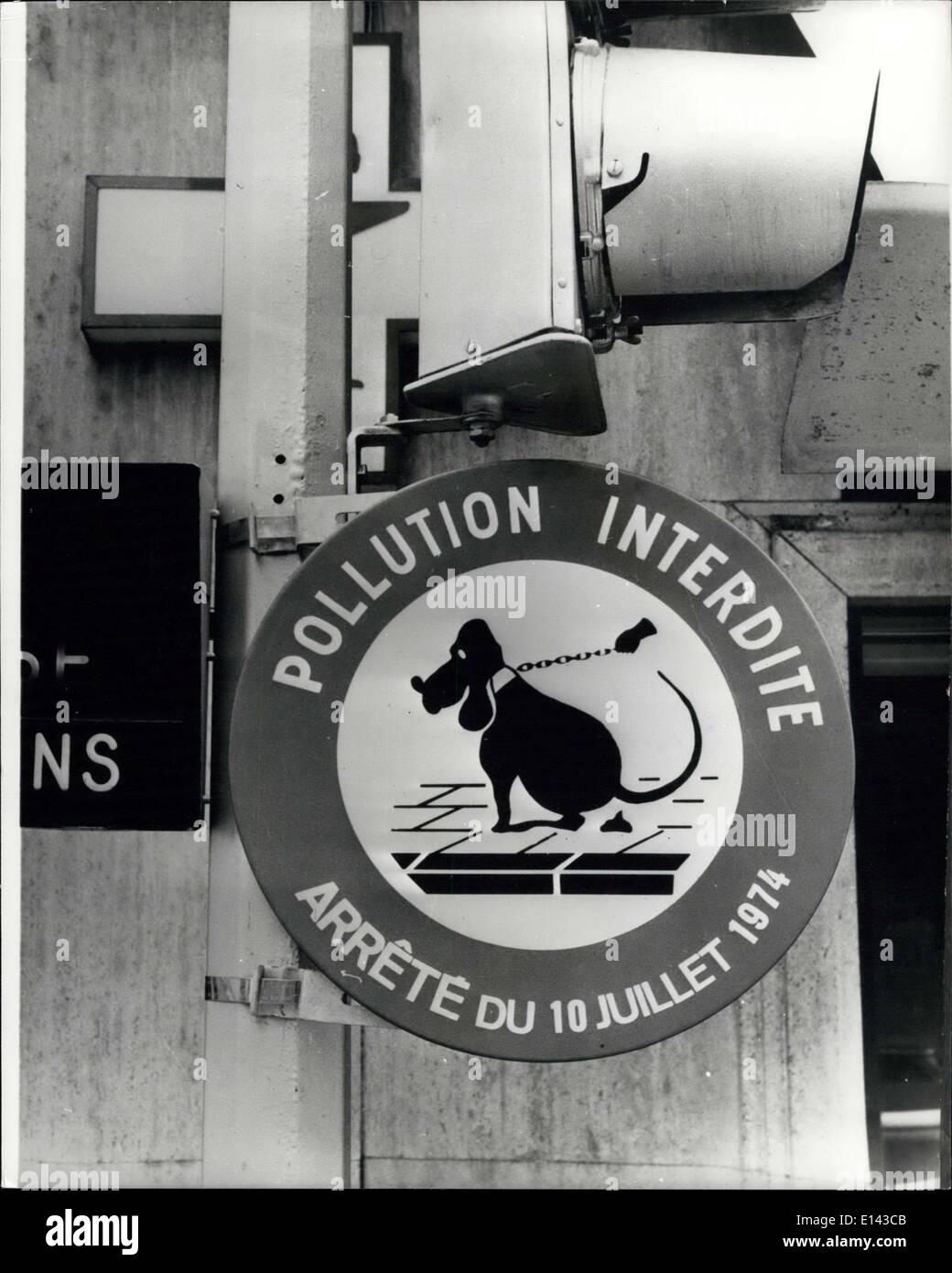 Apr. 04, 2012 - Cani non riescono a leggere - ma i proprietari dovrebbero essere in grado di vedere ciò che significa!: Ultimo tentativo da parte dei francesi, nel tentativo di mantenere l'inquinamento delle strade da cani verso il basso - a Cannes, Francia meridionale. Foto Stock