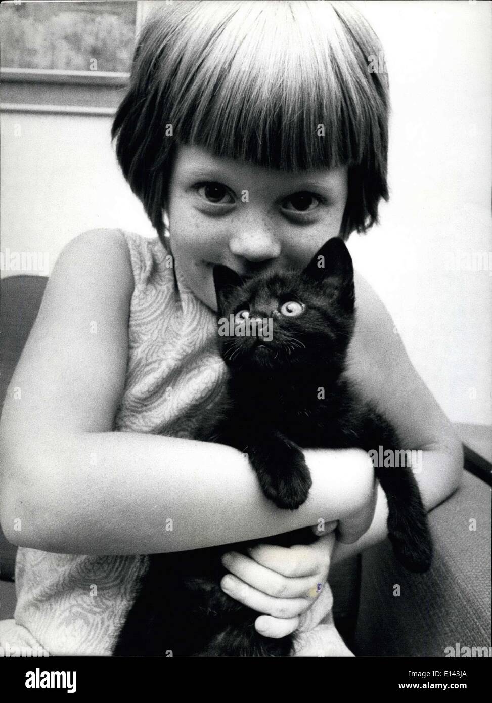 Apr. 04, 2012 - Giovani Anette abbraccia ner gattino Missan. Questo è un comune quadro. Ma Anette ha veramente un buon motivo per farlo. Fine Foto Stock