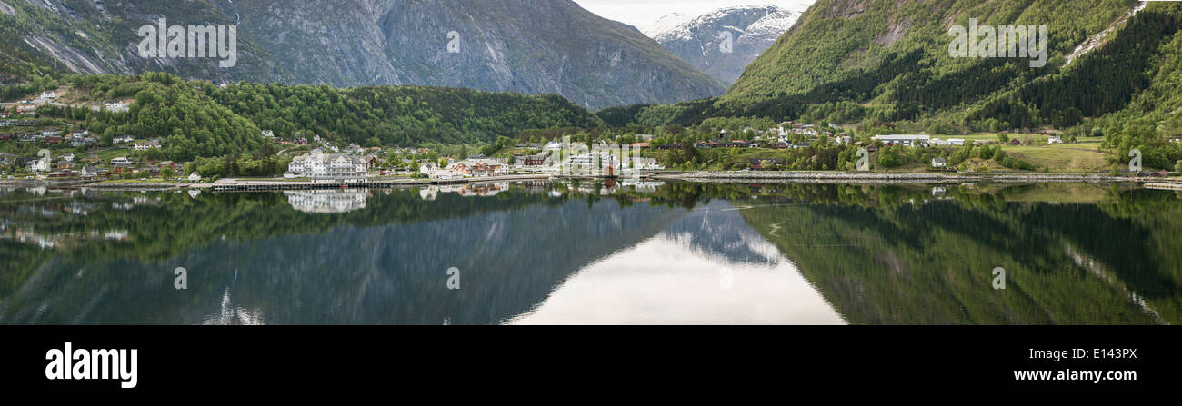 Norvegia, Eidfjord, hotel e villaggio. Vista panoramica Foto Stock
