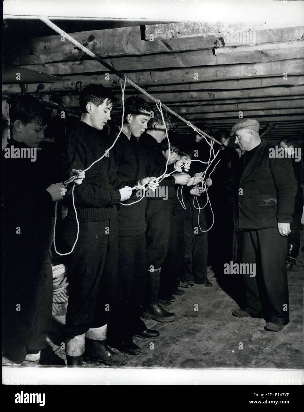 Apr. 04, 2012 - Come padre. Il principe Charles andrà a Gordonstoun. Finalmente la notizia è fuori: Prince Charles andrà a Gordonstoun, padre della vecchia scuola di Moray Firth in Scozia. All'inizio del periodo estivo si unirà alla Windmill Lodge, una casa con 60 ragazzi a &pound;519 un anno, 400 allievo scuola dura. Il suo direttore sarà il sig. F.R.G. Chew, che ha eseguito la scuola dal 1959. Lo scopo principale di Gordonstoun, fondata nel 1934 dal dottor Kurt Hahn, è lo sviluppo del carattere e iniziativa, con forte enfasi su auto-disciplina e la resistenza fisica Foto Stock