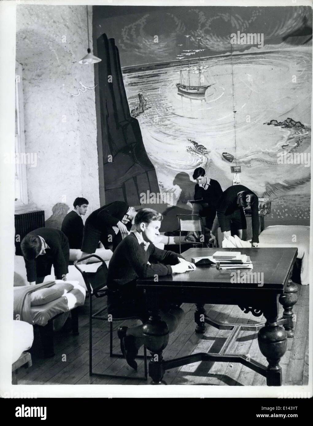 04 aprile 2012 - come padre.. Il principe Carlo andrà a Gordonstoun: Finalmente la notizia è fuori: Il principe Carlo andrà a Gordonstoun, la vecchia scuola di suo padre sul Morey Firth in Scozia. All'inizio del periodo estivo si unirà a Windmill Lodge, una casa con 60 ragazzi alla scuola dura 519-a- anno, 400 studenti. Il suo direttore sarà il Sig. F.R.G. Chew, che ha gestito la scuola dal 1959. Lo scopo principale di Gordonstoun, fondato nel 1934 dal Dr. Hurt Hahn, è lo sviluppo del carattere e dell'iniziativa, con una forte enfasi sull'autodisciplina e l'andurance fisica Foto Stock