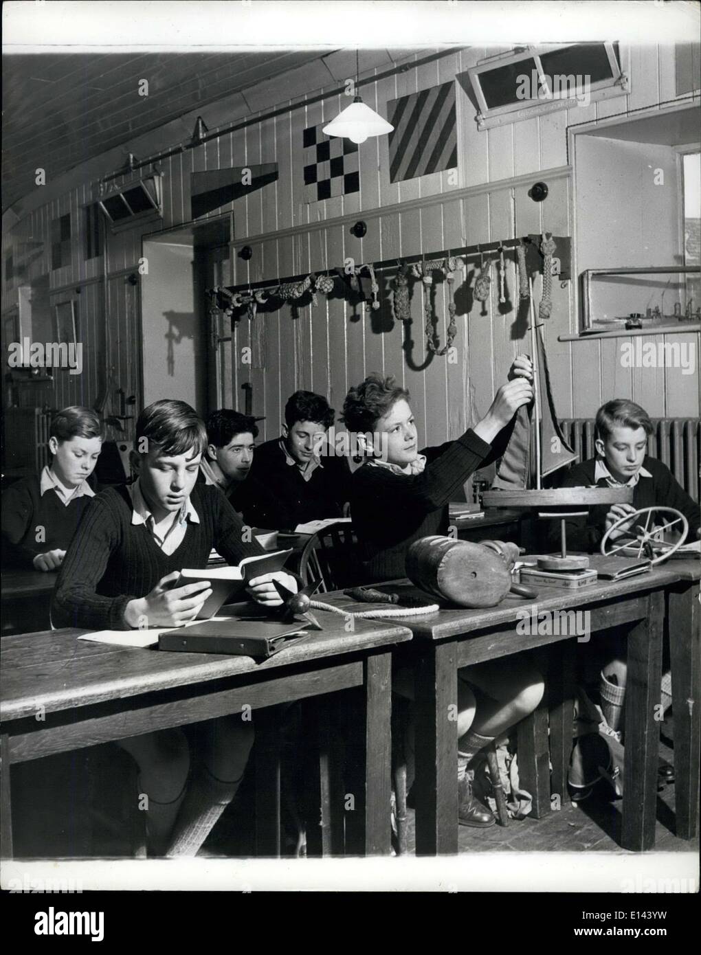 04 aprile 2012 - come padre.. Il principe Carlo andrà a Gordonstoun: Finalmente la notizia è fuori: Il principe Carlo andrà a Gordonstoun, la vecchia scuola di suo padre sul Morey Firth in Scozia. All'inizio del periodo estivo si unirà a Windmill Lodge, una casa con 60 ragazzi alla scuola dura 519-a- anno, 400 studenti. Il suo direttore sarà il Sig. F.R.G. Chew, che ha gestito la scuola dal 1959. Lo scopo principale di Gordonstoun, fondato nel 1934 dal Dr. Hurt Hahn, è lo sviluppo del carattere e dell'iniziativa, con una forte enfasi sull'autodisciplina e l'andurance fisica Foto Stock