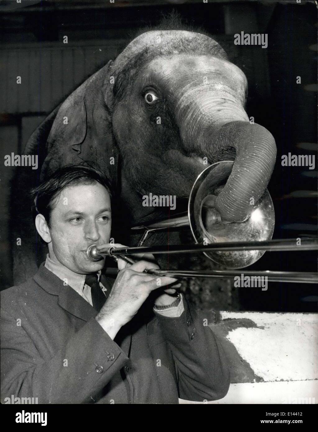 Apr. 04, 2012 - o è il cane di casa o la casa di elefante per questo Trombone player: era o il cane di casa o la casa di elefante per jaz-band leader Gordon Robinson dopo che egli è stato ruotato al di fuori del suo appartamento a causa di reclami circa la rumorosità fece pactising sul suo trombone. Quando egli avesse insistito sul praticante, suo landlard, il sig. Chrisitie di Scarsdale-road Makeheuser, ha detto che deve lasciare. Gordon aveva insistito sulle prove per la amatoriale europea banda Jazz Festival, che avrà luogo a Zurigo la prossima settimana Foto Stock