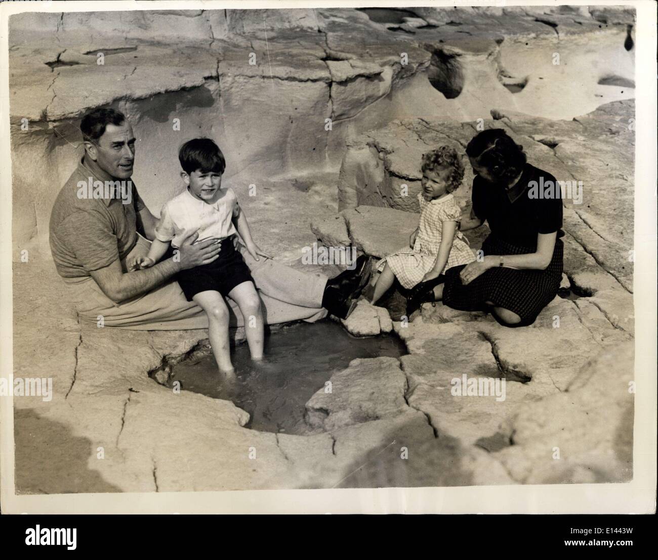 Apr. 04, 2012 - Il principe Carlo un Princess Anne vai a terra presso il Malta: Il principe Carlo e la principessa Anne hanno avuto il loro primo picnic a terra - con il loro zio e Zia -Signore Louise e Lady Mountbatten a Malta. La foto mostra il Principe Carlo si sfila il ginocchio del Signore Louise Mountbatten - mentre la principessa Anne detenute da Lady Mountbatten guarda a. Foto Stock