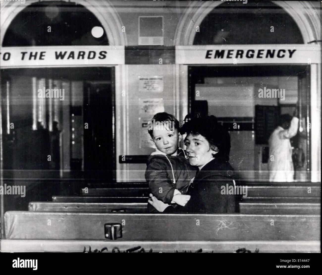 Apr. 04, 2012 - P.C. Ucciso - due feriti - quindi l uomo è arrestato. Polizia armata di caccia un pistolero, chi ha ucciso un poliziotto e ferito altri due in Oxenholme, Westmorland ieri shot e arrestato un uomo in una pistola di battaglia vicino alla stazione. L'uomo morto è P.C. George Russell (36) e i feriti sono ispettore Alfred Harrison e P.C.J. Archibald, quest'ultimo essendo in una condizione di grave. Keystone foto mostra: La sig.ra Hellen Archibald attende all'ospedale con suo figlio David (2) per la notizia del suo marito shot P.C. J. Archibald Foto Stock