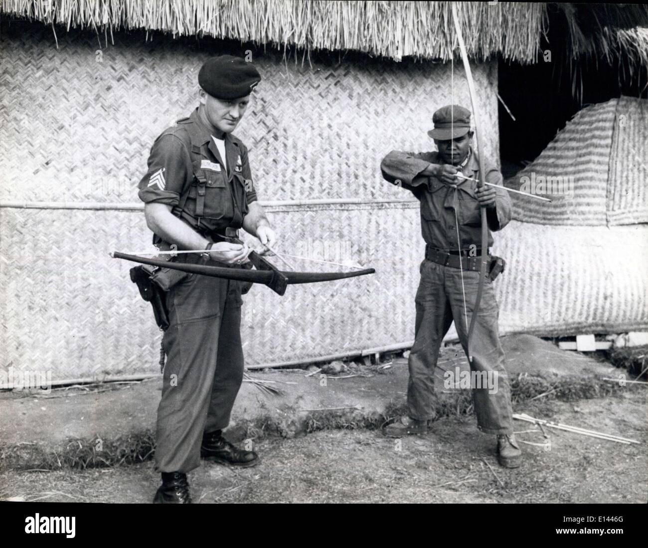 Apr. 04, 2012 - Vietnam, armi primitive un americano ed un soldato del Vietnam provare un cross-bow e un arco lungo il quale vengono fatti dai difensori del villaggio. Foto Stock