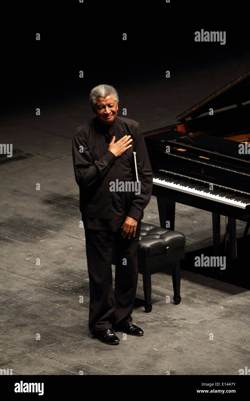 South African pianista Abdullah Ibrahim ringrazia il pubblico dopo il suo pianoforte concerto da solista a TorinoTeatro Regio Foto Stock
