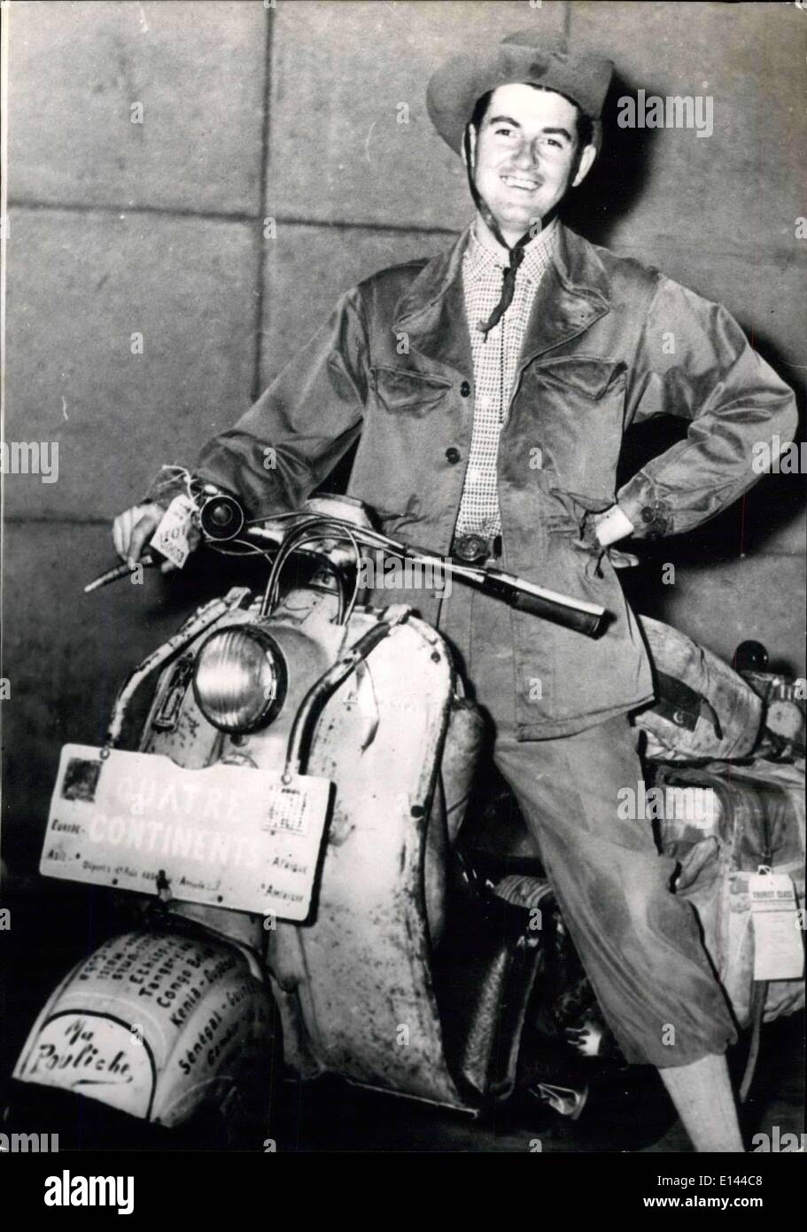 Apr. 04, 2012 - 30.000 miglia su uno scooter. Michael Brunelat, 29, a sinistra Le Havre dove egli vive nell'estate 1954 per un mese di vacanza in Jugoslavia. Egli è tornato solo ieri dopo che coprono 30.000 miglia sul suo scooter. Guidati dal suo wanderlust è andato dalla Jugoslavia alla Grecia, Canada e New York. Mentre in Jugoslavia ha trascorso cinque giorni a Gail di fotografare un Kholkoz. Egli è stato anche in carcere a Bagdad per fotografare donne velate. Ops: Michael Brunelat al suo ritorno a Le Havre. Foto Stock