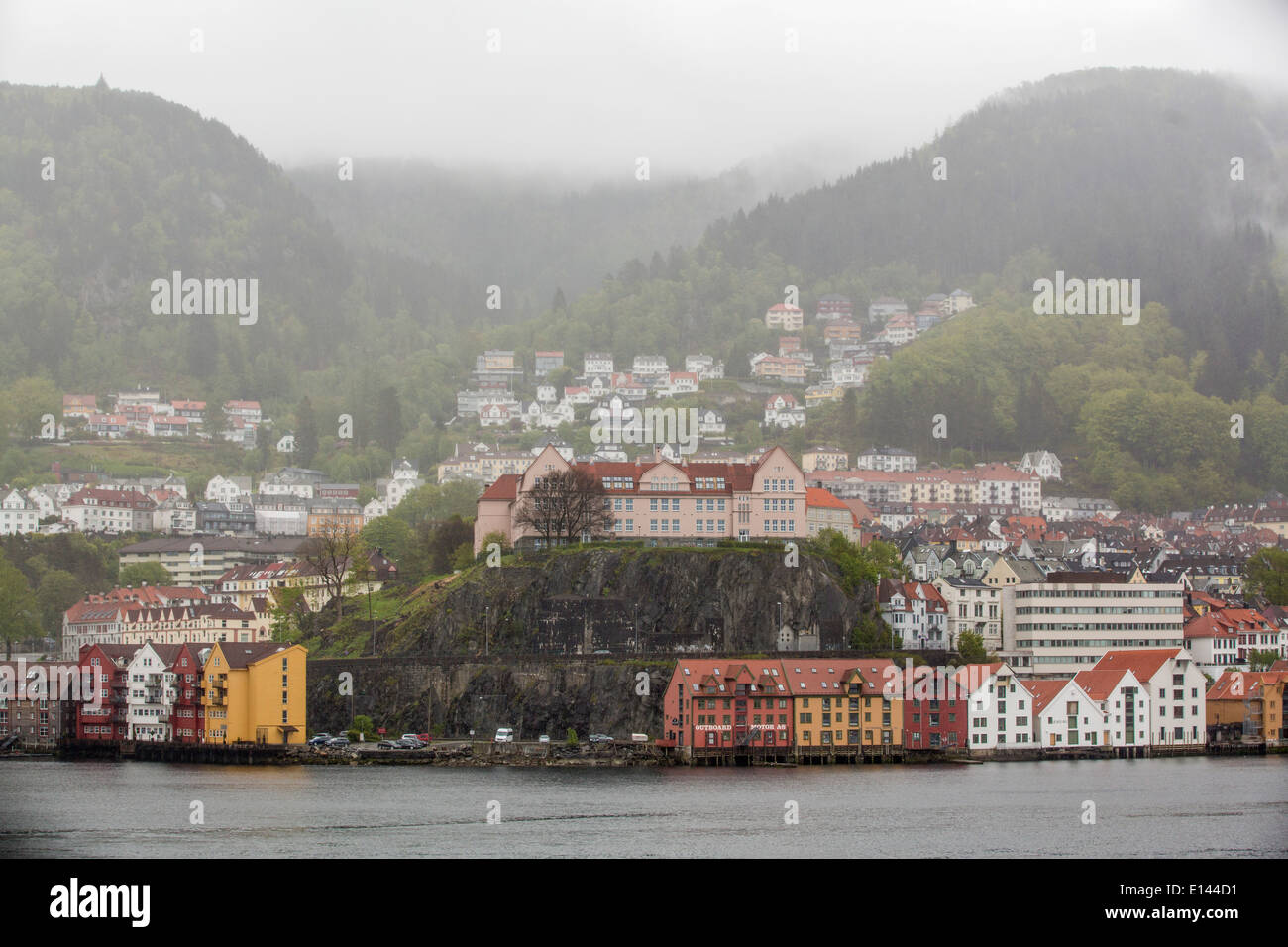 Norvegia, Bergen, vista sulla periferia a pioggia dal porto Foto Stock