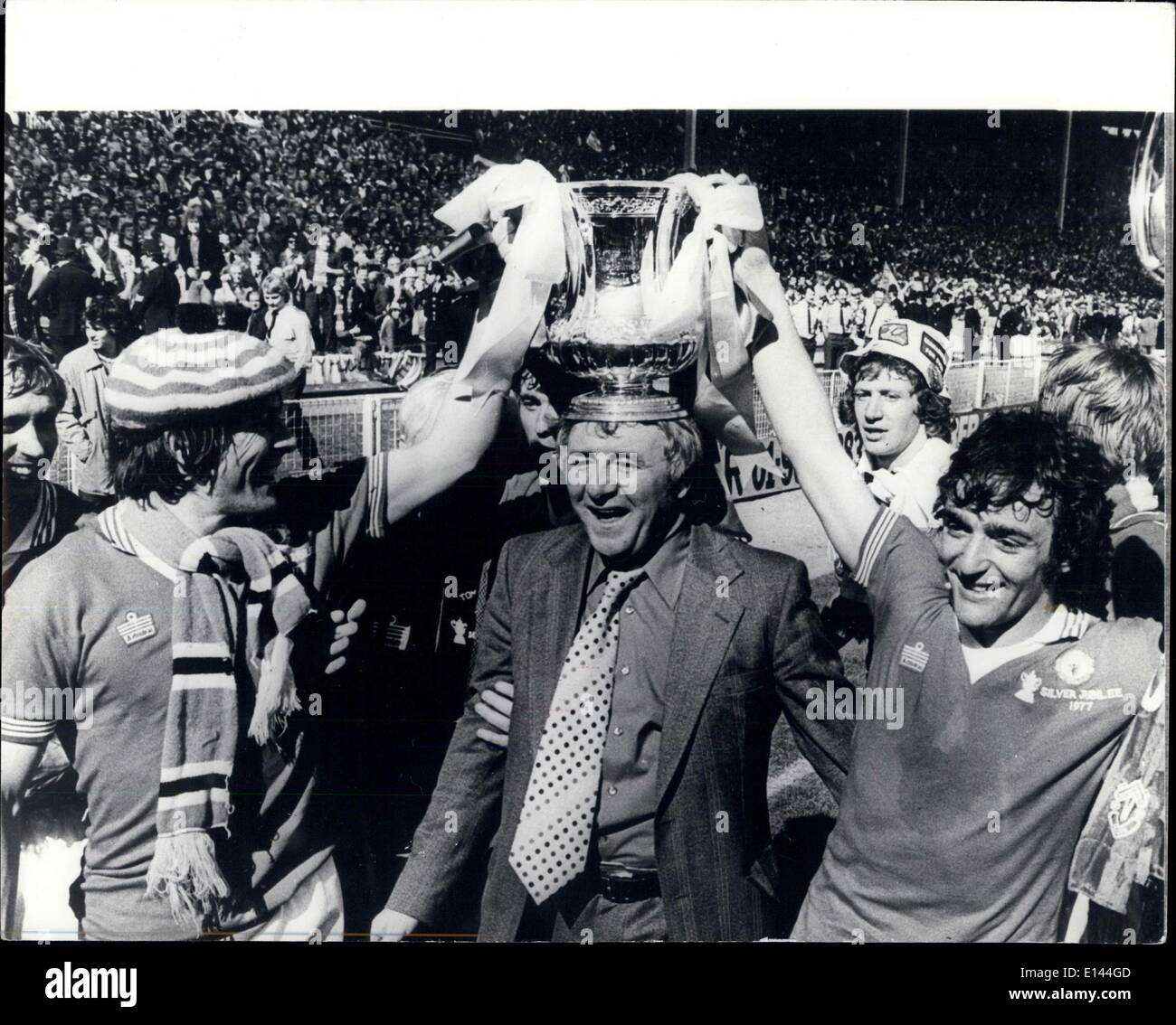 04 aprile 2012 - Manchester United vince la F.A. Finale di Coppa battendo Liverpool da 2 a 1: A Wembley sabato scorso Manchester United batte Liverpool da due gol a uno nella finale della F.A. Tazza. Per il loro manager Tommy Docherty questo è stato il suo primo successo di Wembley negli ultimi 20 anni, come giocatore e come manager che non aveva mai vinto a Wembley, United sono stati i finalisti esten l'anno scorso, quando battuto da Southampton 1-0, così quest'anno è stato il miglior ora di Tommy. Foto spettacoli: Tommy Dochrety con la F.A Foto Stock