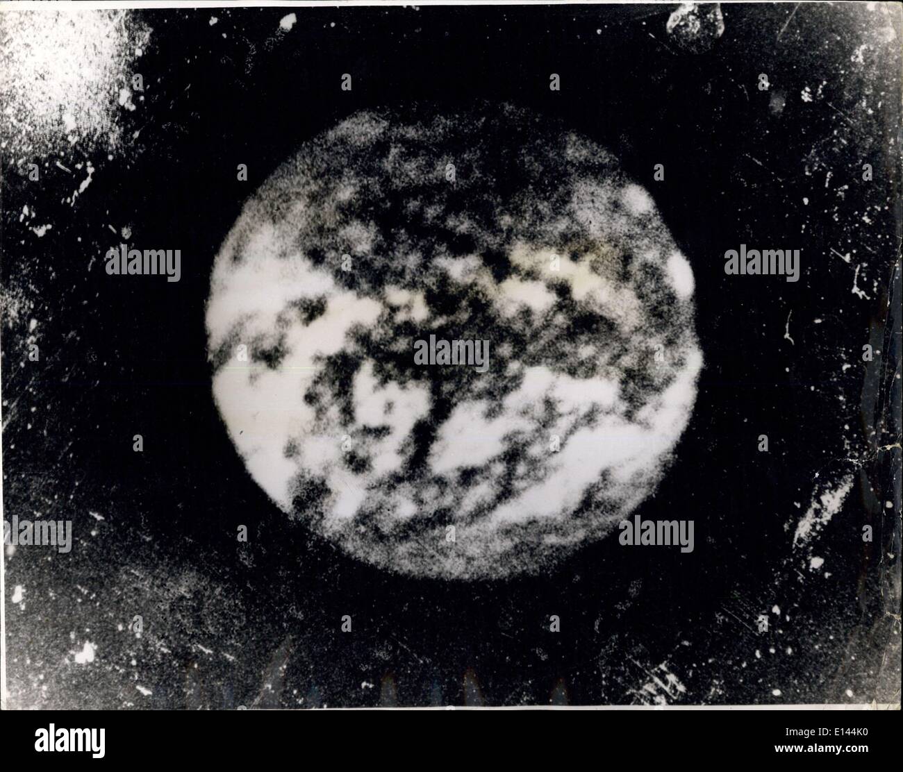 Apr. 04, 2012 - STATI UNITI Gli scienziati della marina militare ottenere prima ultra-violetta fotografia di sun. Gli scienziati degli Stati Uniti Naval Research Laboratory sono riusciti a ottenere il primo ultra-violetta piena fotografia di sun. Esso waqs ottenuto mediante una speciale videocamera recuperato dall'ogiva di una marina Aerobee III rocket ha lanciato 13 marzo 1959 a White Sands Missile range. Il razzo ha raggiunto una quota di 123 miglia dove la luce è a metà strada tra luce osservabile ed i raggi x. Lyman radiazioni alfa formata l'immagine su appositamente preparata una pellicola fotografica Foto Stock