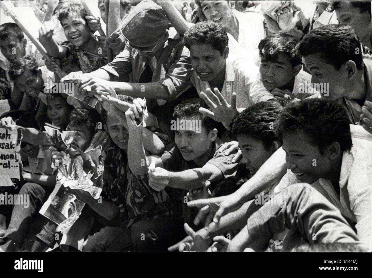 Apr. 04, 2012 - ''Cercate La Femme'' gridare Anti-Sukarno studenti: Anti-Sukarno studenti fase una feroce dimostrazione prima il Parlamento indonesiano a Giacarta gridando slogan e agitando le foto del presidente Sukarno di attività all'estero con dipinta in primo piano di ''cercate la femme'', ''Sukarno Grand comunista'', ''Sukarno Big Clown'' e ''Sukarno distrutto l' economia Foto Stock