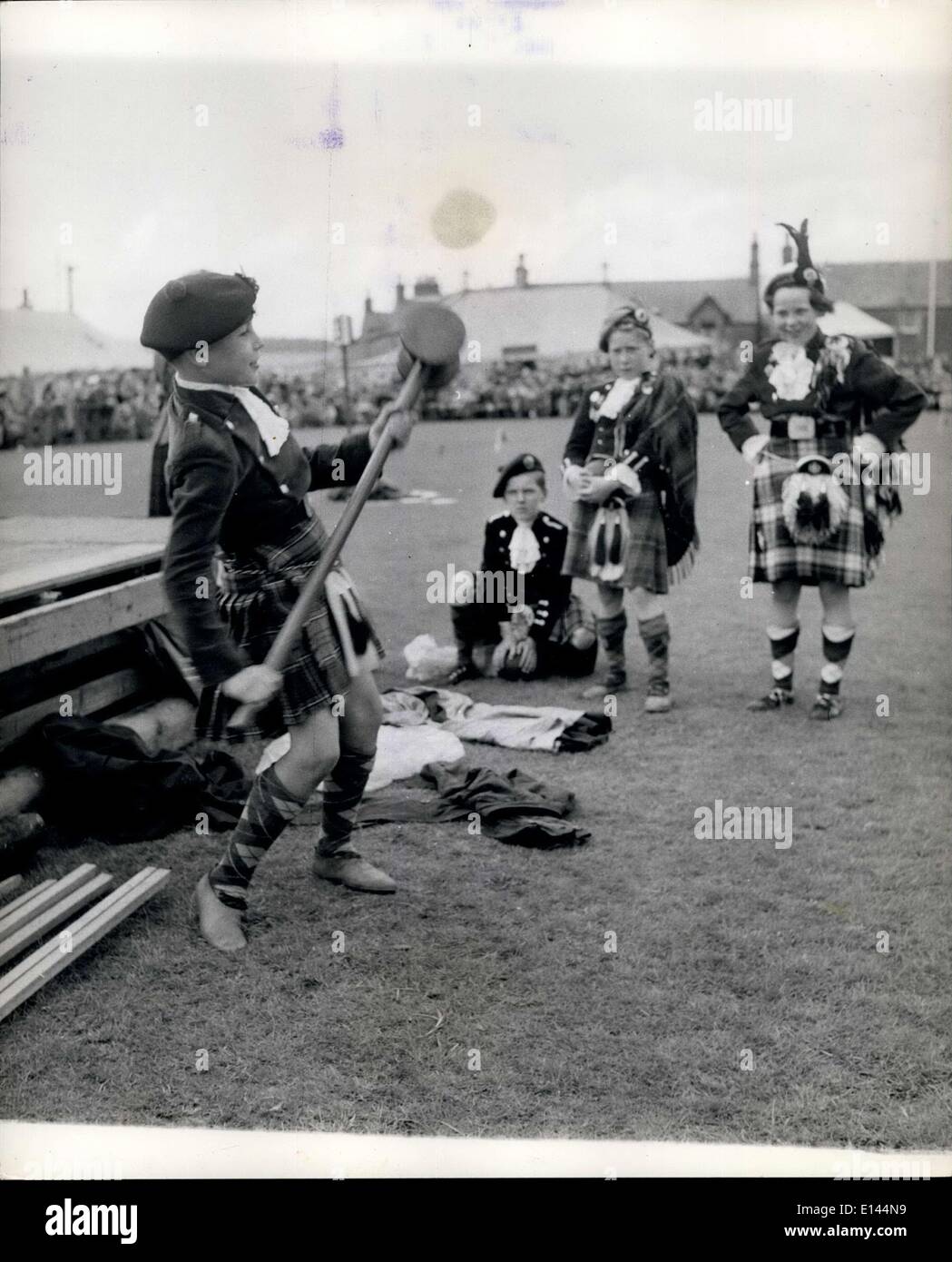 Apr. 04, 2012 - Crieff Highland Gathering al parco del mercato. Crieff:Mentre attende il suo turno per competere nella Highland competizioni di ballo, 8 anni Sandy Duncan di Perth cerca la sua mano a sollevamento del 14lb martello usato nel martello evento di lancio, molto per il divertimento dei suoi amici. Foto Stock