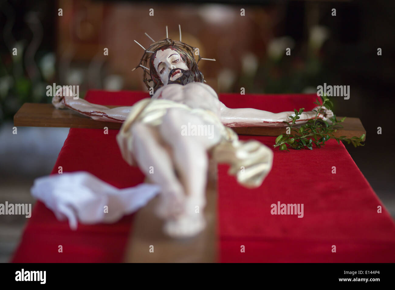 La scultura di Gesù Cristo sulla croce nel tempo di Pasqua. Foto Stock
