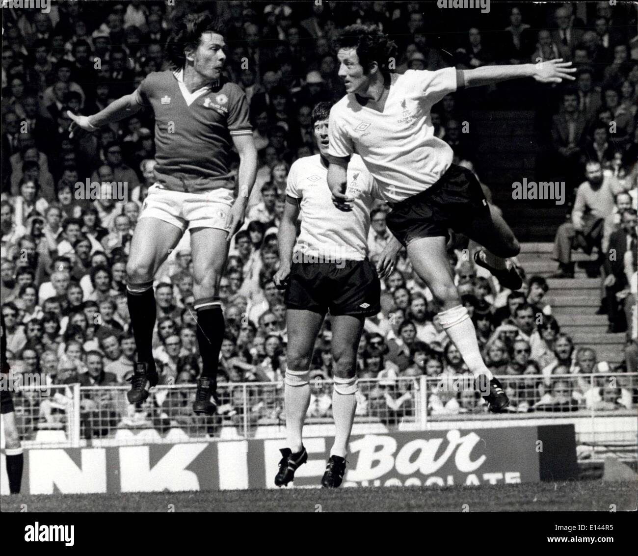 Apr. 04, 2012 - F.A. Per la finale di coppa a Wembley il Manchester United Beat Liverpool 2-1 mostra fotografica: Stuart Pearson il Manchester United Center in avanti a sinistra e Jimmy caso il Liverpool andare avanti fino per la palla durante la finale di coppa a Wembley oggi. Foto Stock