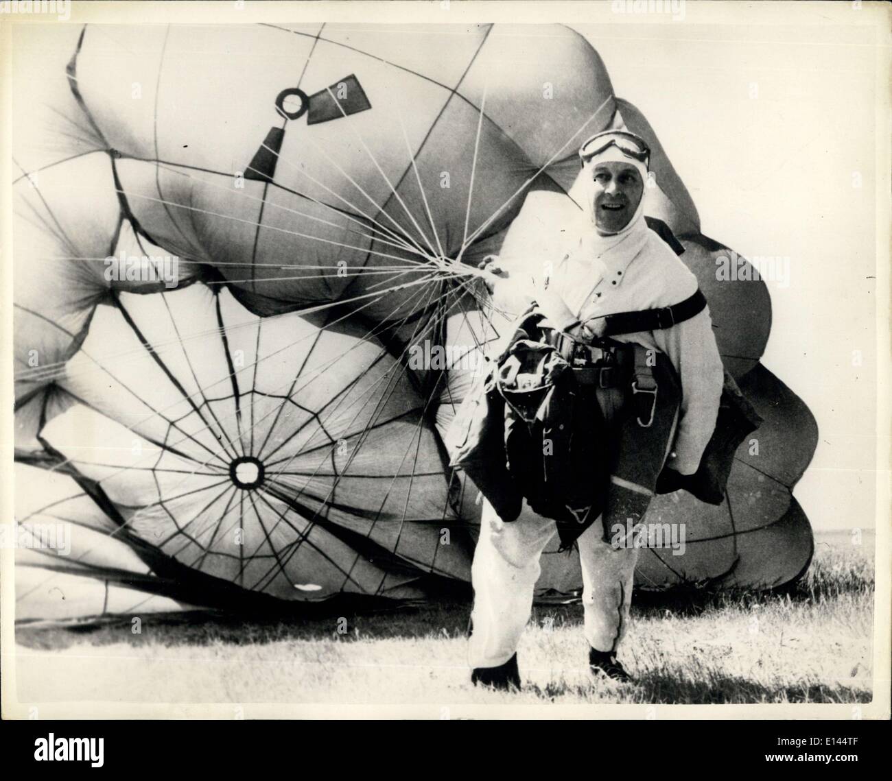 Apr. 04, 2012 - Francese parachutist imposta nuovo record. Parachutist francese Rene Vincent oggi ha fatto un salto su Toussus-Le-nobile con sette paracadute scenda gradualmente e la creazione di un nuovo record del mondo. Il record precedente era detenuto da James Williams nel 1947, quando ha fatto un salto con sei paracaduti. La foto mostra: Rene Vincent visto lo sbarco dopo il suo record salto oggi. Foto Stock