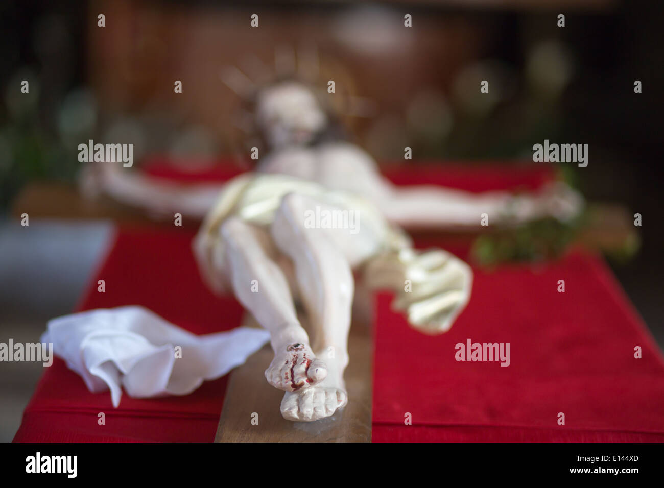 La scultura di Gesù Cristo sulla croce nel tempo di Pasqua. Foto Stock