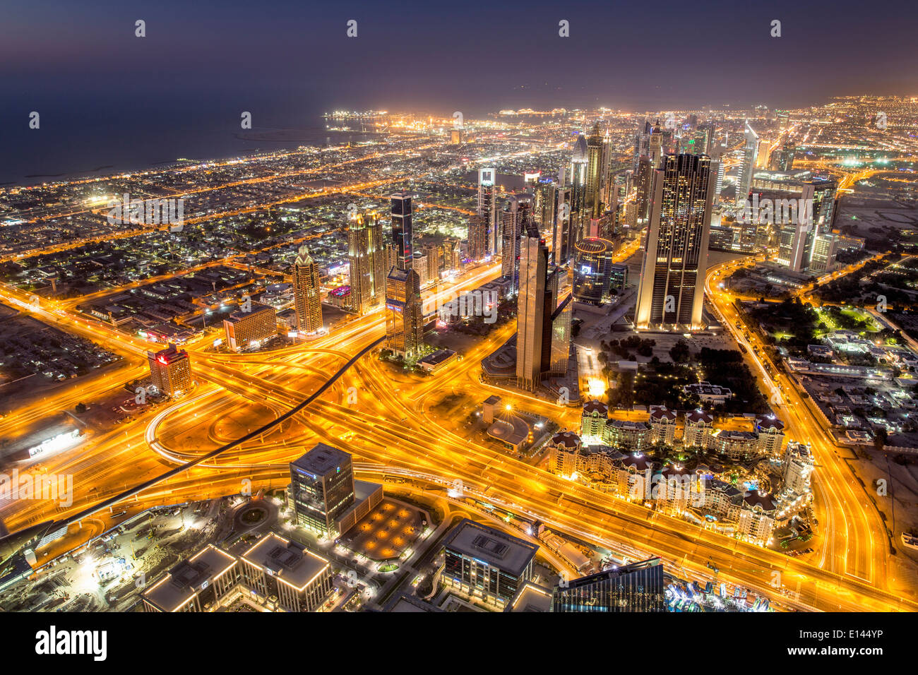 Emirati Arabi Uniti Dubai, finanziaria city centre, Sheikh Zayed Road. Vista dal Burj Khalifa, edificio più alto. Twilight Foto Stock
