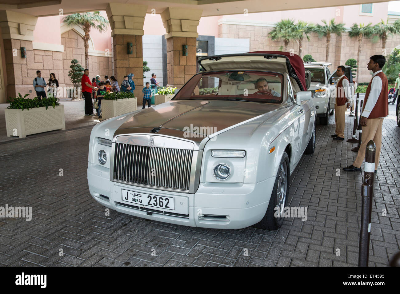 Emirati Arabi Uniti Dubai, Rolls Royce arriva a Atlantis Hotel su Palm Jumeirah Foto Stock