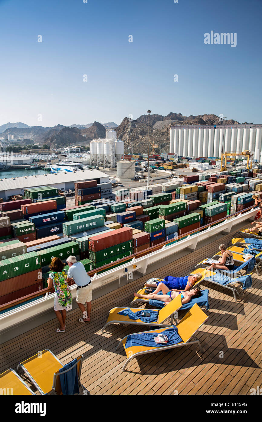 Oman, Moscato, Porto Mina come Sultan Qaboos. Porto di contenitori. Vista dalla Costa Fortuna nave da crociera Foto Stock