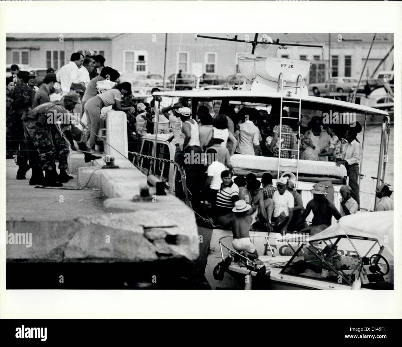 Apr. 04, 2012 - Marines e imagration agenti assistere una barca in docking a Key West dopo la nave overcrowd fatto la traversata da Cuba. Foto Stock