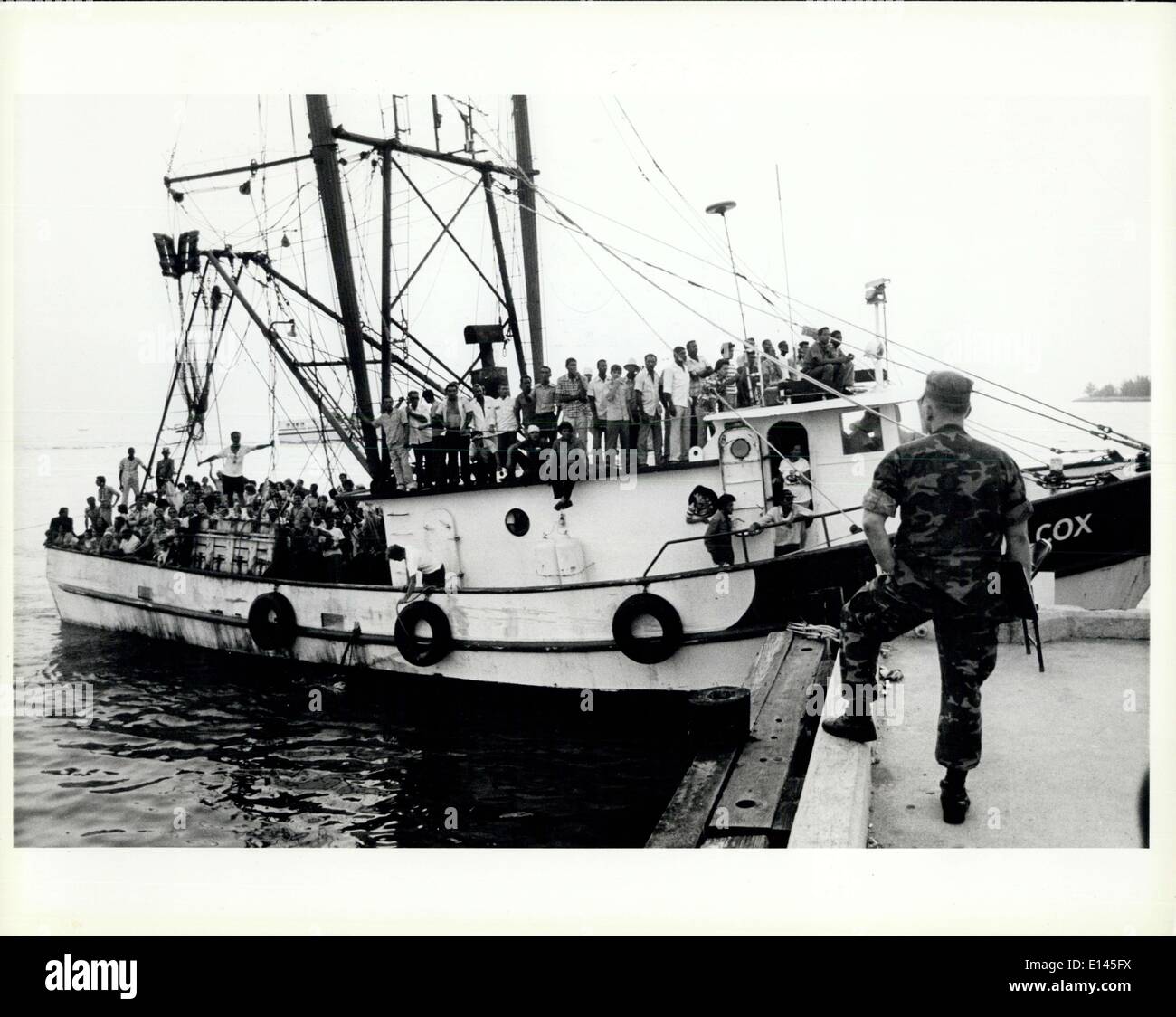 Apr. 04, 2012 - Un ambiente marino attende allo scalo di Key West per una barca caricata di rifugiati cubani che per dock prima di assistere i funzionari imagration con l'inizio delle procedure di elaborazione per nuovi arrivi. Foto Stock